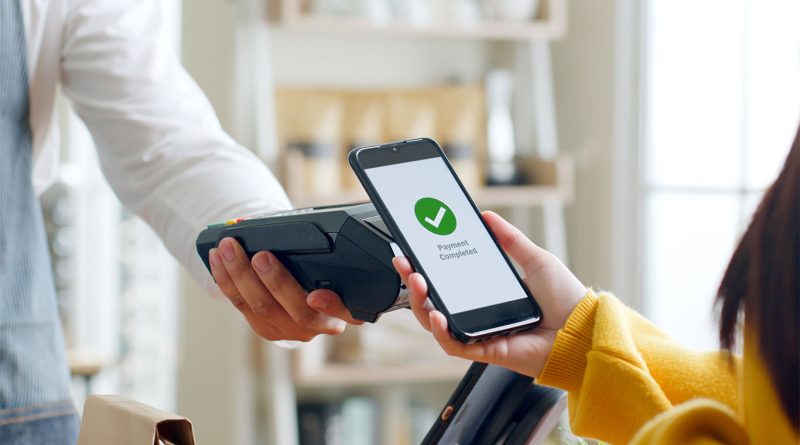 customer paying for service using contactless payment technology